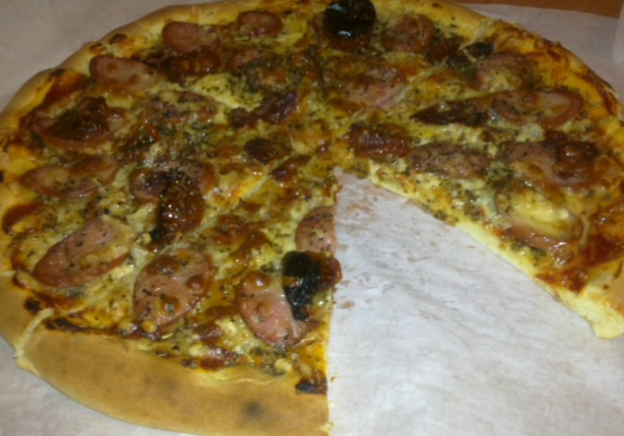 Pizza z Kiełbasą i Suszonymi Pomidorami foto