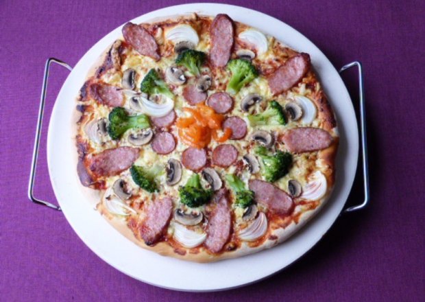 Fotografia przedstawiająca Pizza z kiełbasą i warzywami