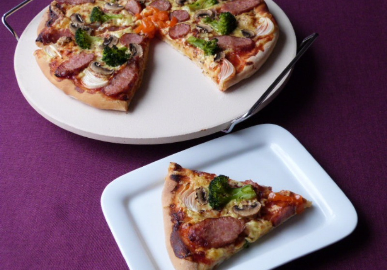 Pizza z kiełbasą i warzywami  foto