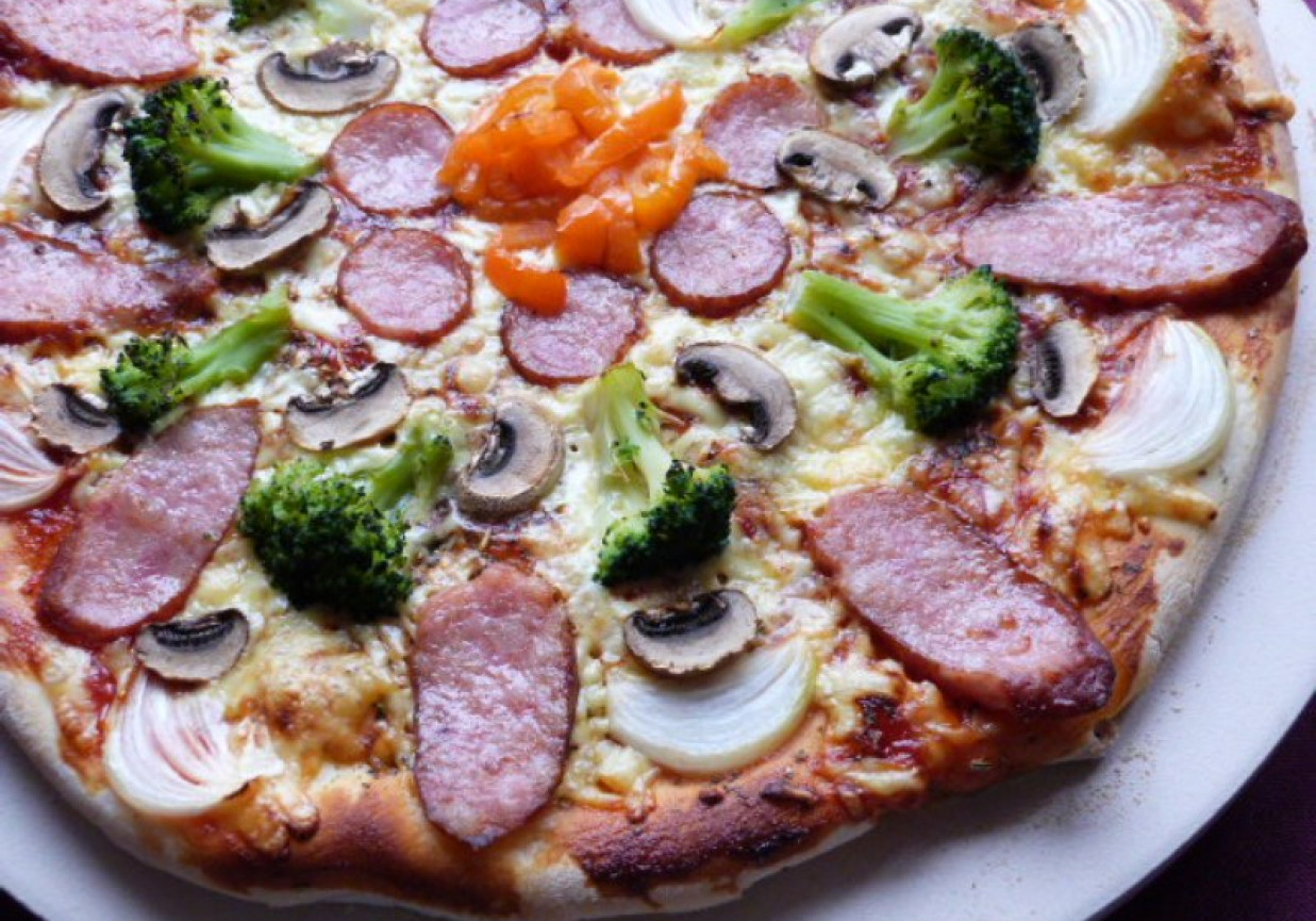 Pizza z kiełbasą i warzywami  foto