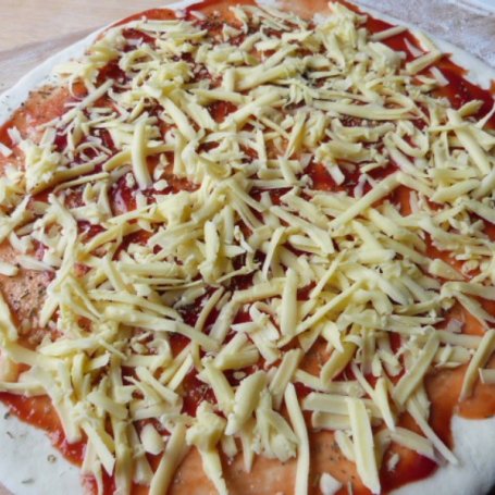 Krok 6 - Pizza z kiełbasą i warzywami  foto