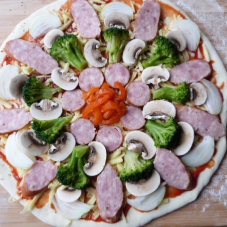 Krok 7 - Pizza z kiełbasą i warzywami  foto