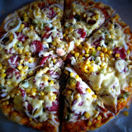 Krok 4 - Pizza z kiełbasą, kukurydzą, cebulą i ostrą papryczką foto