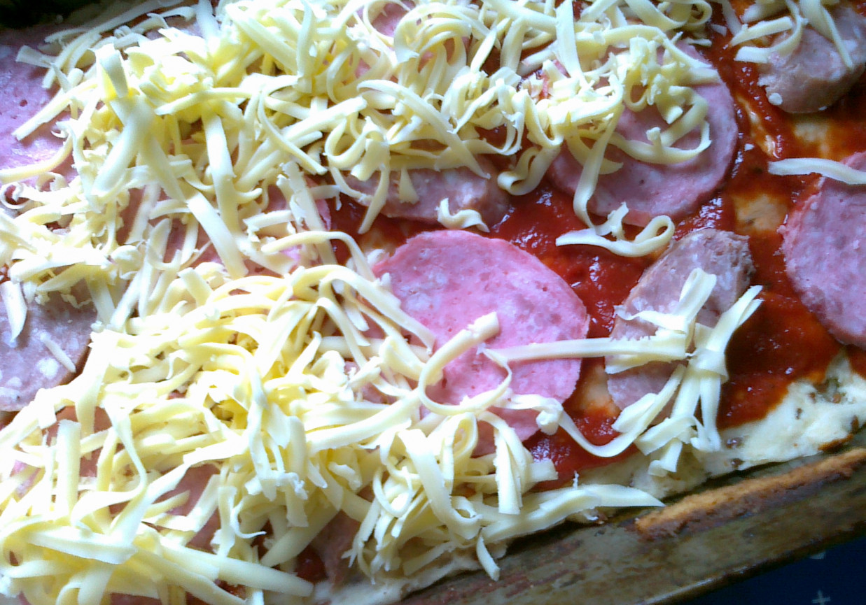 pizza z kiełbasą żywiecką foto