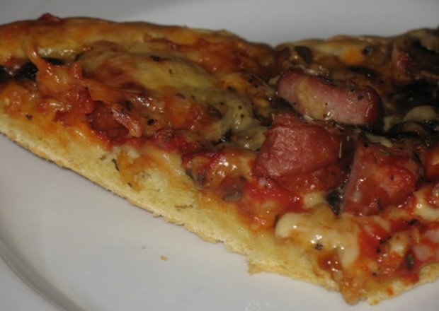 Fotografia przedstawiająca Pizza z kiełbasą