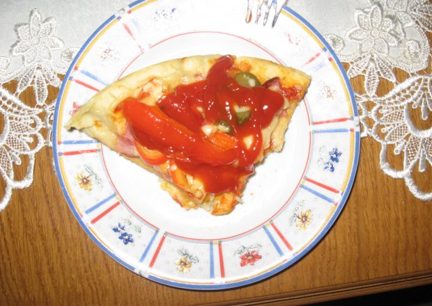 Fotografia przedstawiająca Pizza z kiszonym ogórkiem, boczkiem i kiełbasą