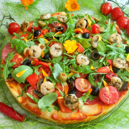 Krok 4 - Pizza z krewetkami, rukolą i nagietkiem foto