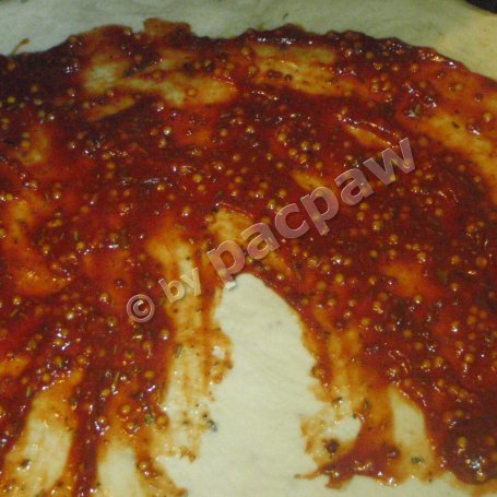 Krok 2 - Pizza z krotoszyńską, kaparami i sosie pomidorowym  z musztardą francuską foto