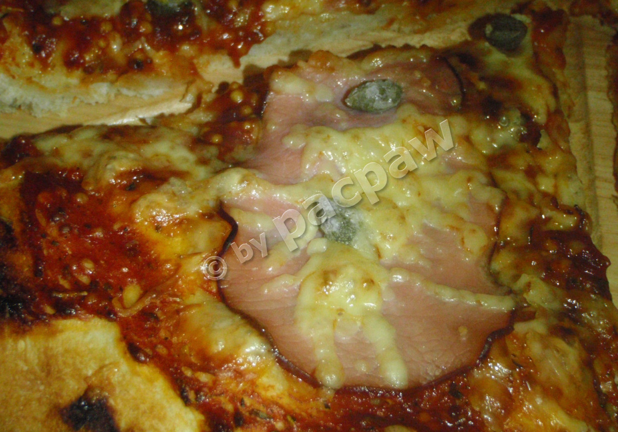 Pizza z krotoszyńską, kaparami i sosie pomidorowym  z musztardą francuską foto