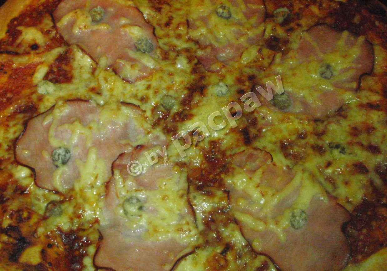 Pizza z krotoszyńską, kaparami i sosie pomidorowym  z musztardą francuską foto