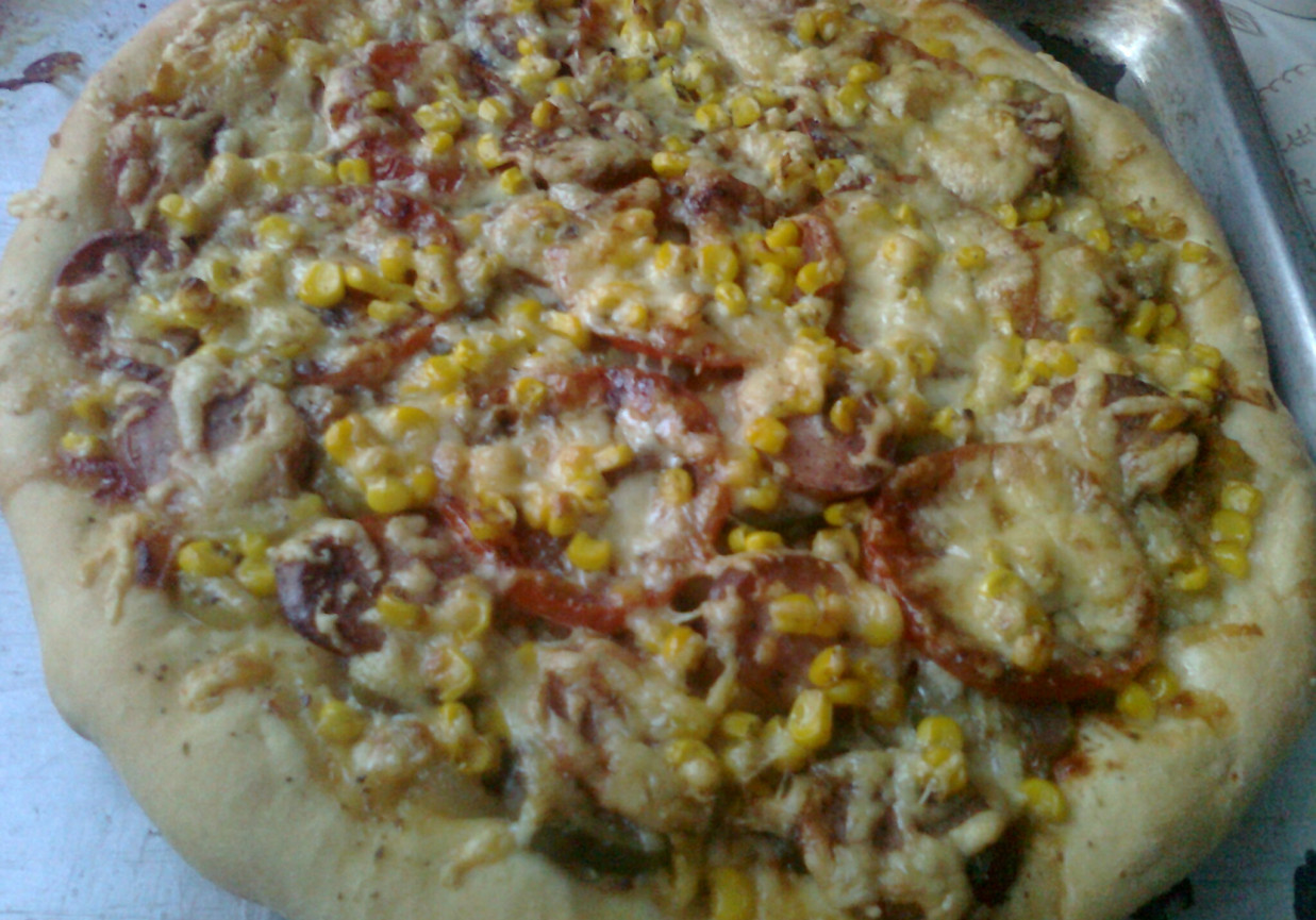 Pizza z kukurydzą i kiełbasą foto