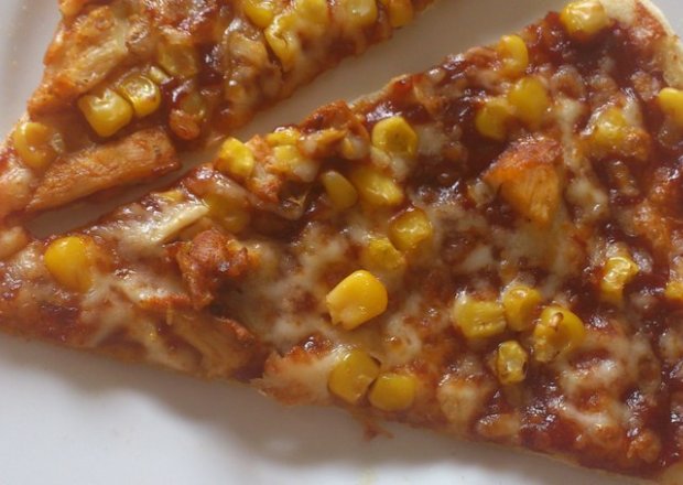 Fotografia przedstawiająca Pizza z kukurydzą i kurczakiem