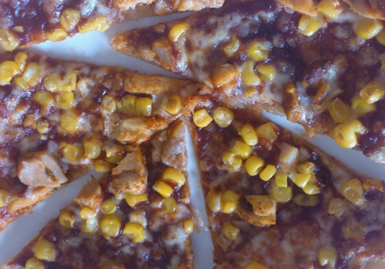 Pizza z kukurydzą i kurczakiem foto