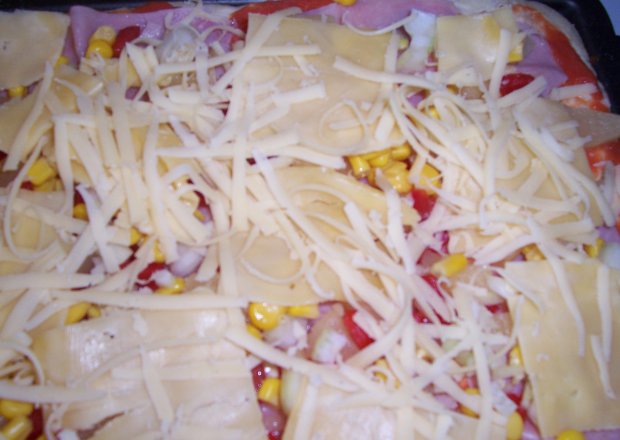 Fotografia przedstawiająca pizza z kukurydza i polędwicą sopocką