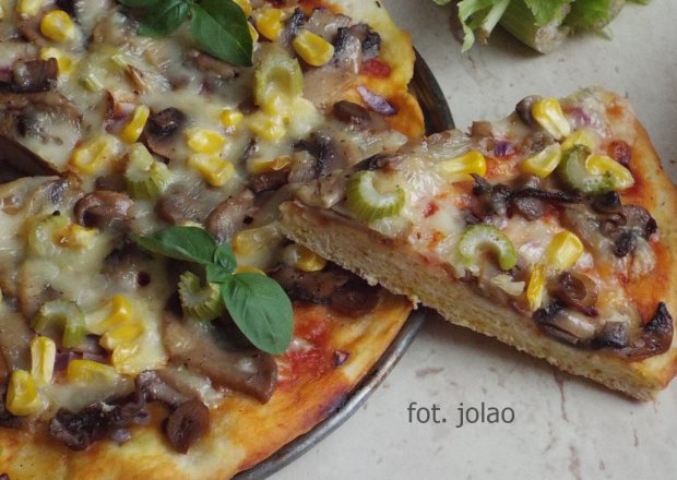 Fotografia przedstawiająca Pizza z kukurydzą i selerem naciowym na dyniowo-lubczykowym cieście