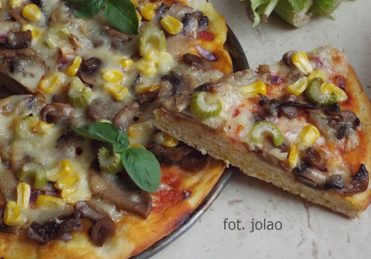 Pizza z kukurydzą i selerem naciowym na dyniowo-lubczykowym cieście foto