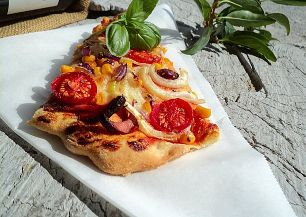 Fotografia przedstawiająca Pizza z kukurydzą, pomidorkami, czerwoną fasolą i suszoną kiełbasą