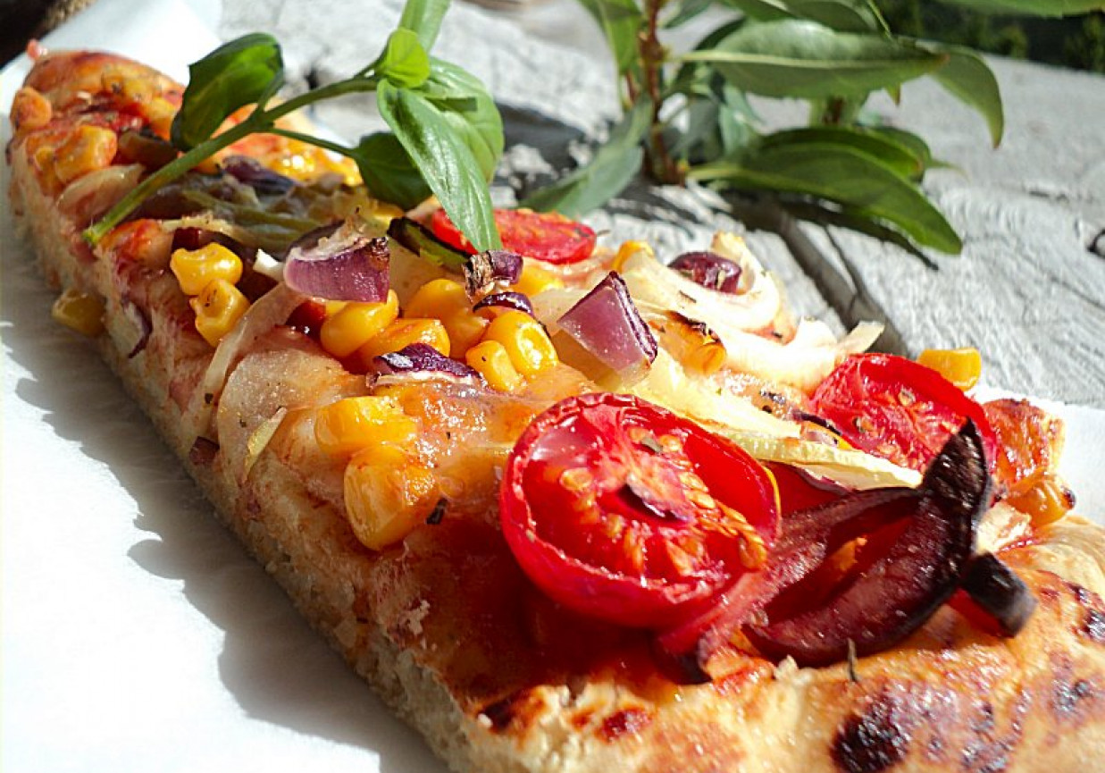 Pizza z kukurydzą, pomidorkami, czerwoną fasolą i suszoną kiełbasą  foto