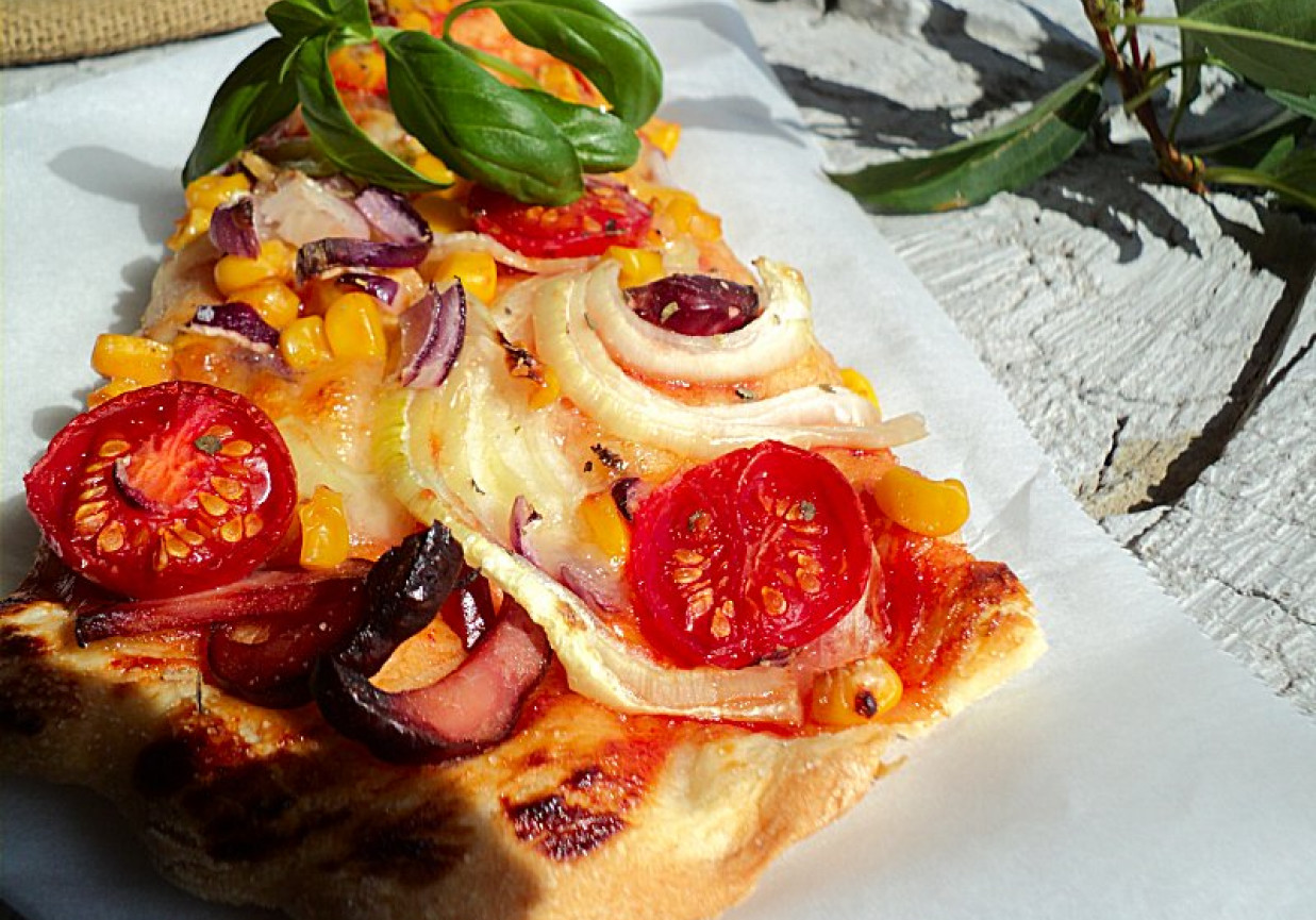 Pizza z kukurydzą, pomidorkami, czerwoną fasolą i suszoną kiełbasą  foto