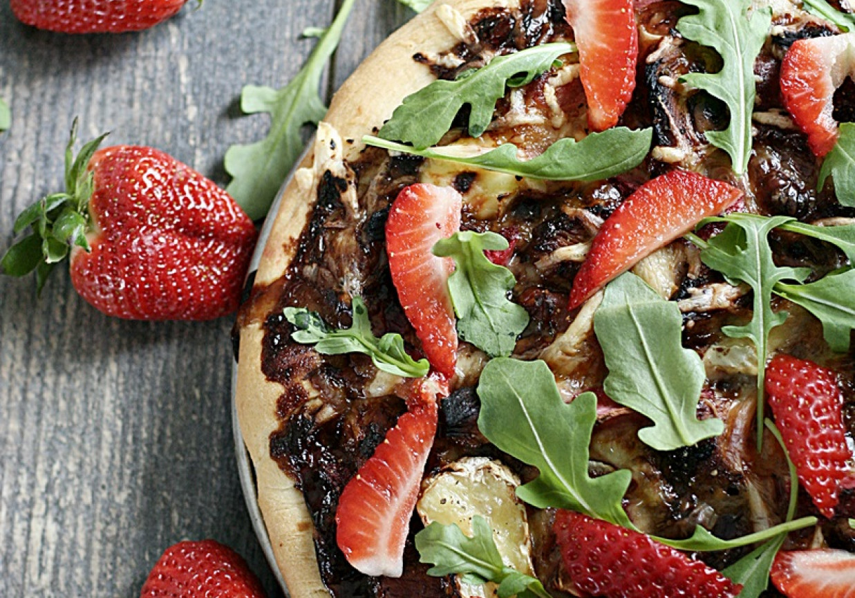 Pizza z kurczakiem, boczkiem i sosem truskawkowo balsamicznym foto