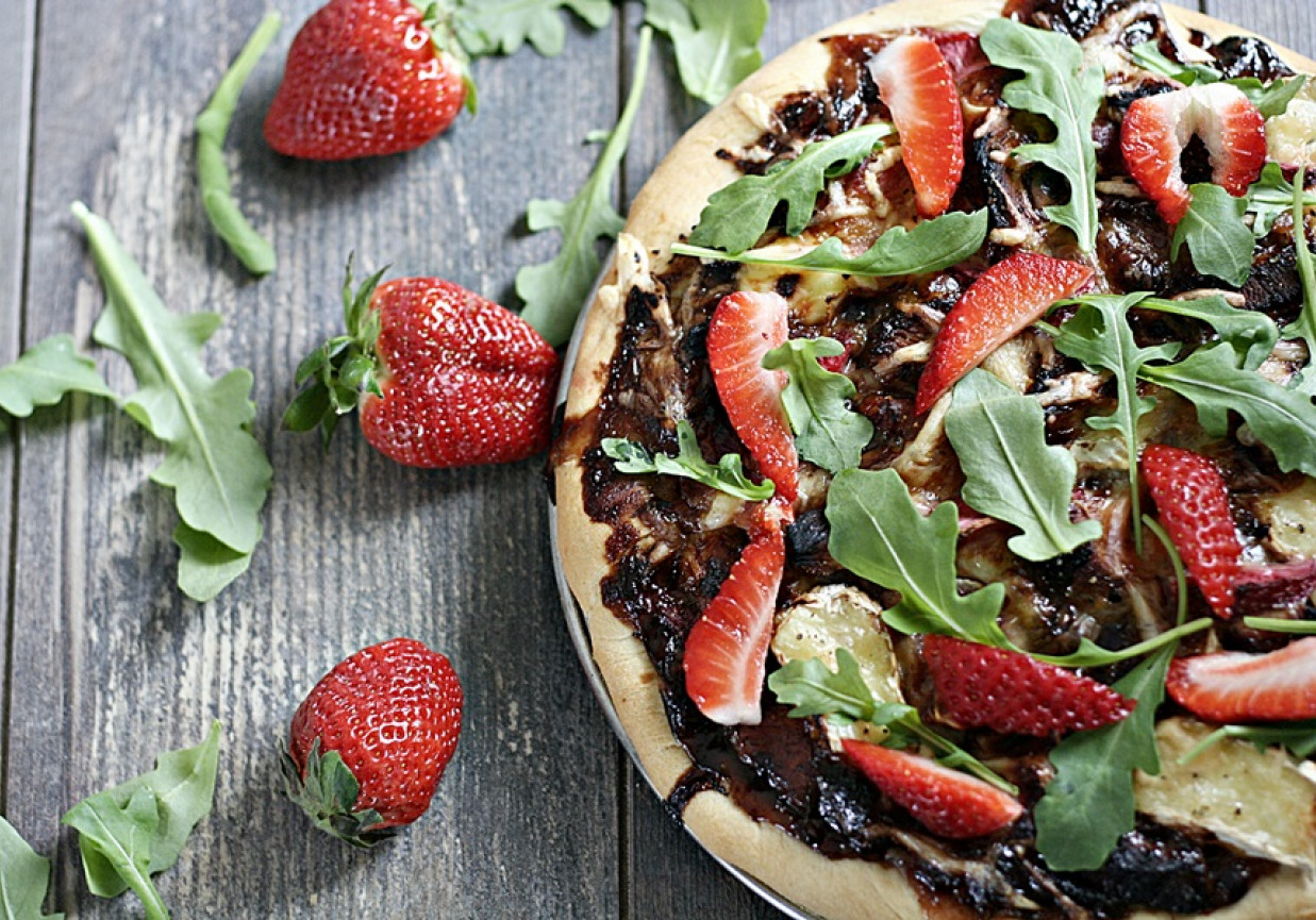 Pizza z kurczakiem, boczkiem i sosem truskawkowo balsamicznym foto