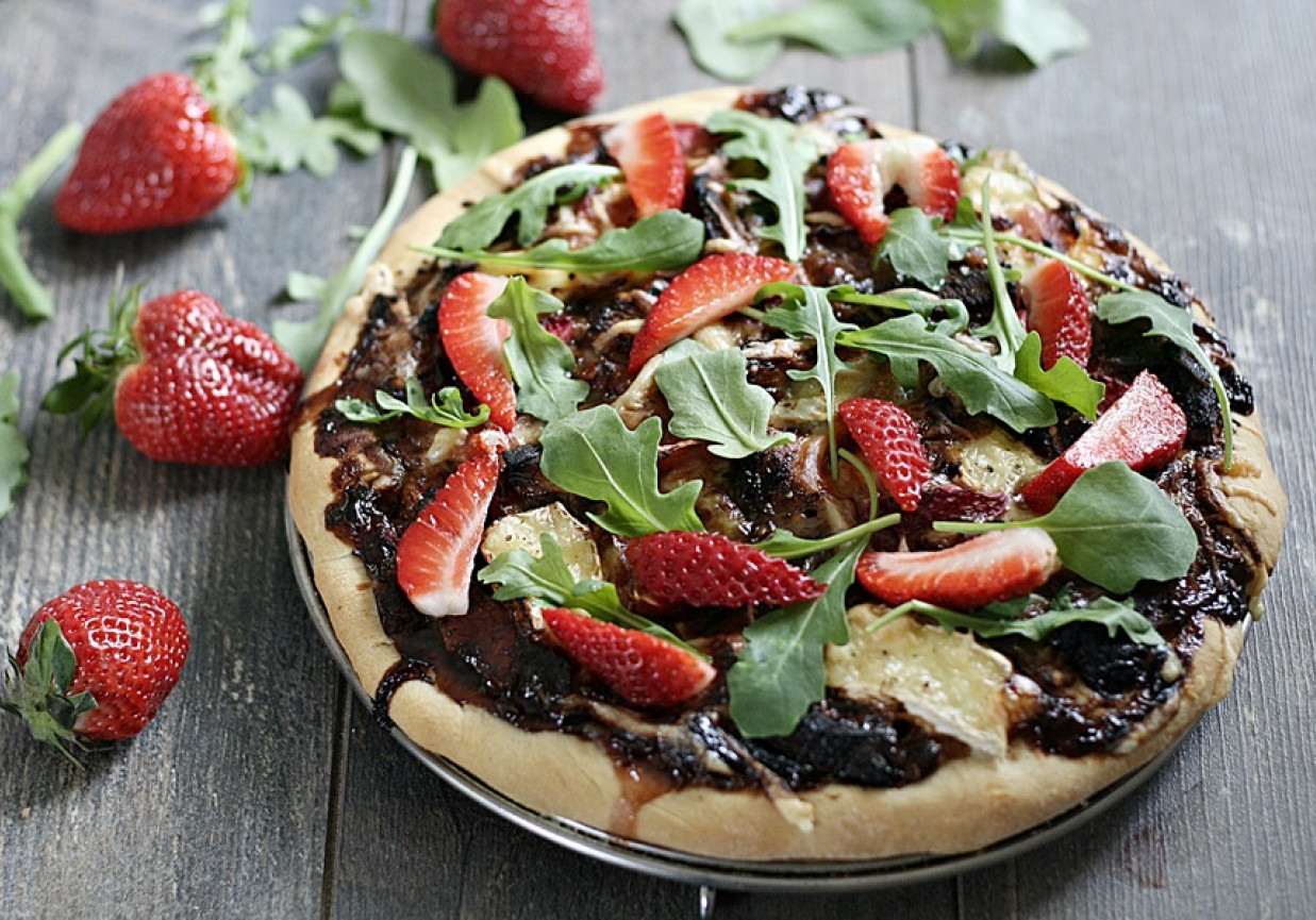 Pizza z kurczakiem, boczkiem i sosem truskawkowo balsamicznym foto