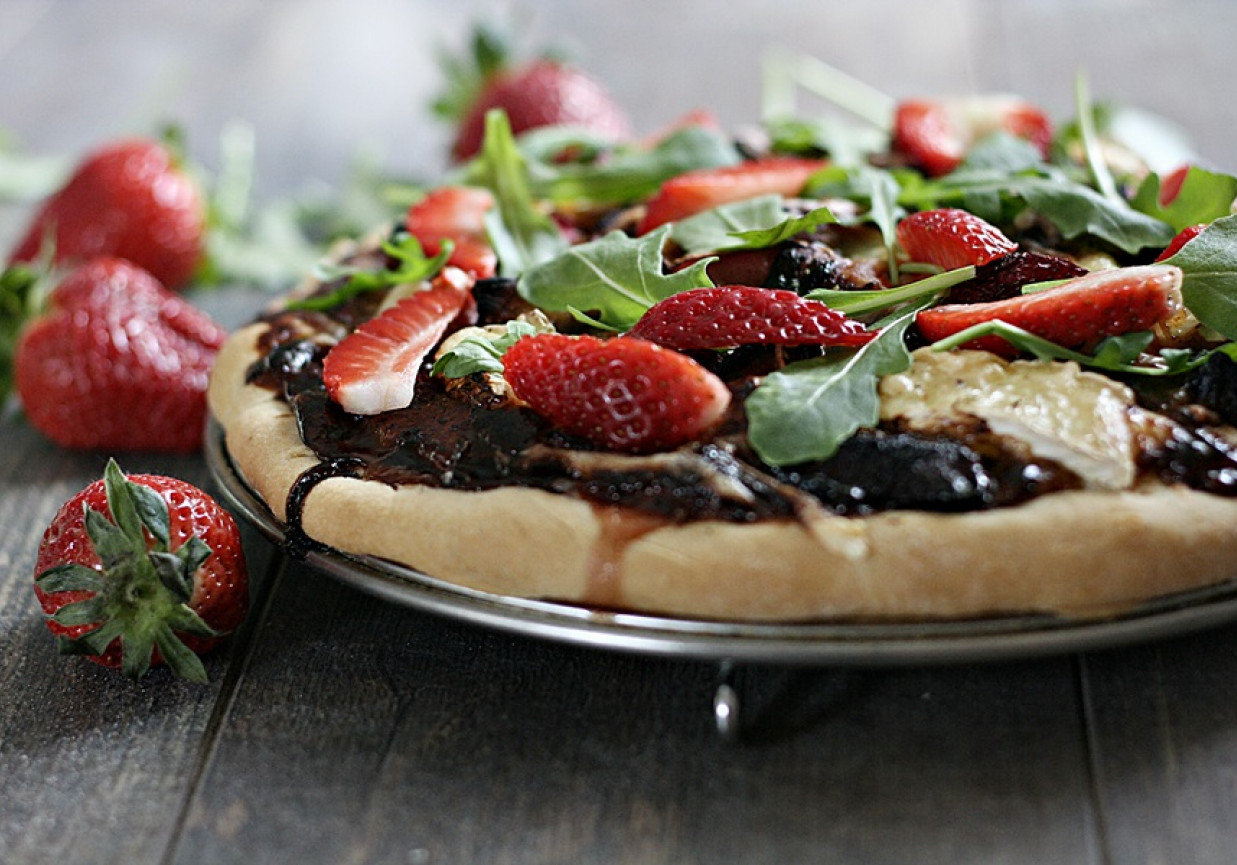 Pizza z kurczakiem, boczkiem i sosem truskawkowo balsamicznym foto