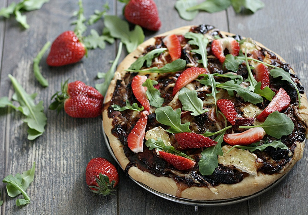 Pizza z kurczakiem, boczkiem i sosem truskawkowo balsamicznym foto