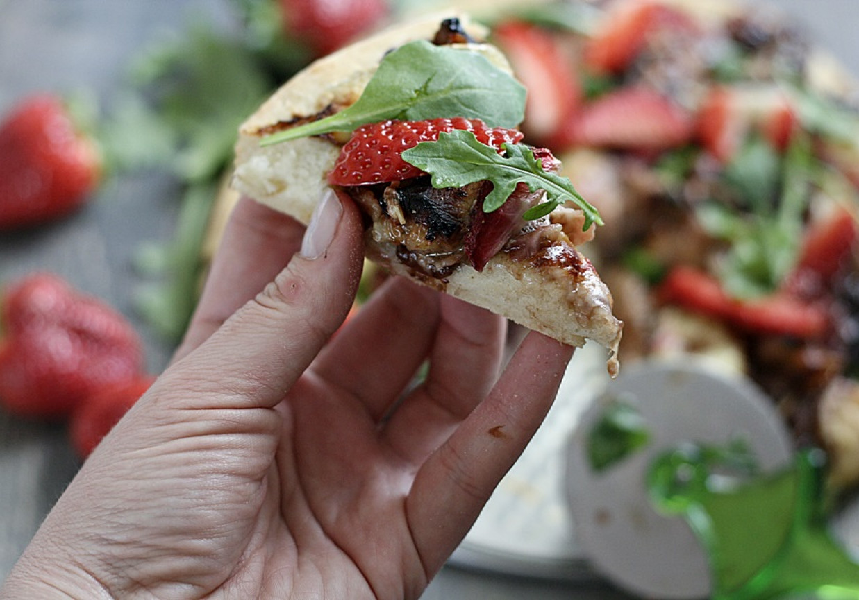 Pizza z kurczakiem, boczkiem i sosem truskawkowo balsamicznym foto