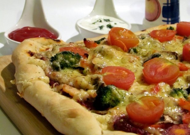 Fotografia przedstawiająca Pizza z kurczakiem i brokułami