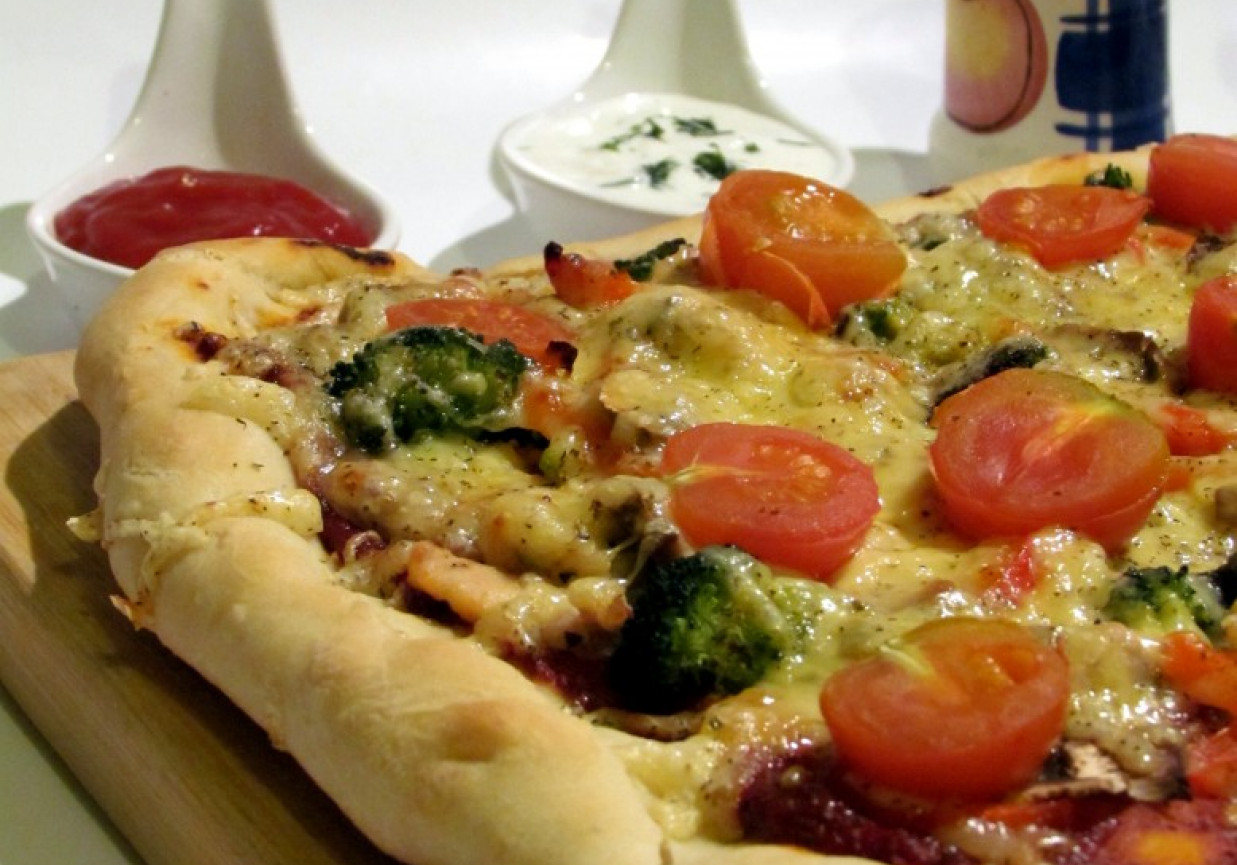 Pizza z kurczakiem i brokułami foto