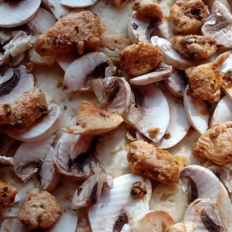 Krok 4 - Pizza z kurczakiem i brokułem foto