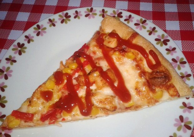 Fotografia przedstawiająca Pizza z kurczakiem i kukurydzą