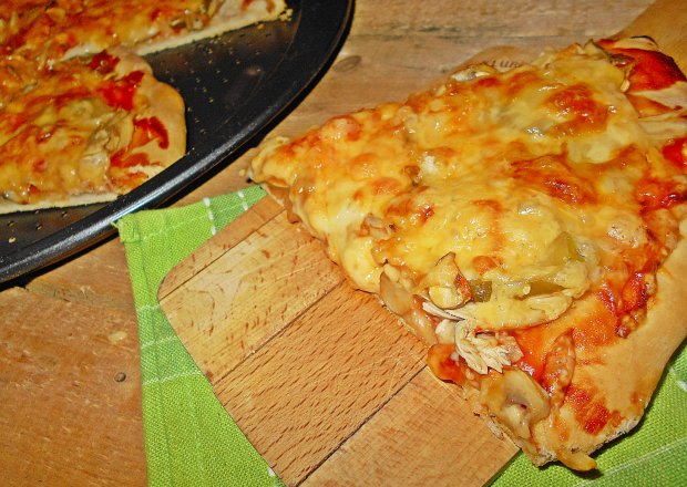 Fotografia przedstawiająca Pizza z kurczakiem i mozzarellą