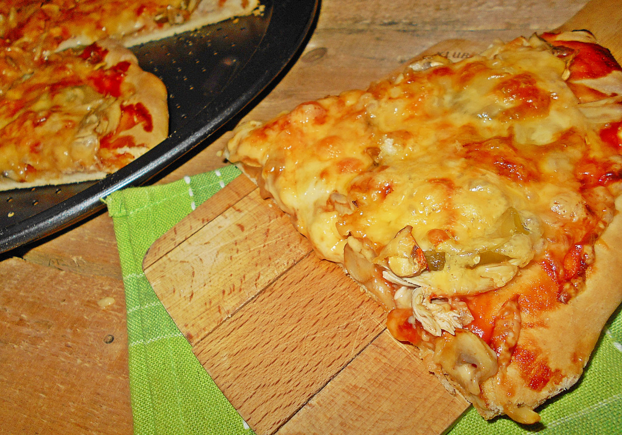 Pizza z kurczakiem i mozzarellą foto