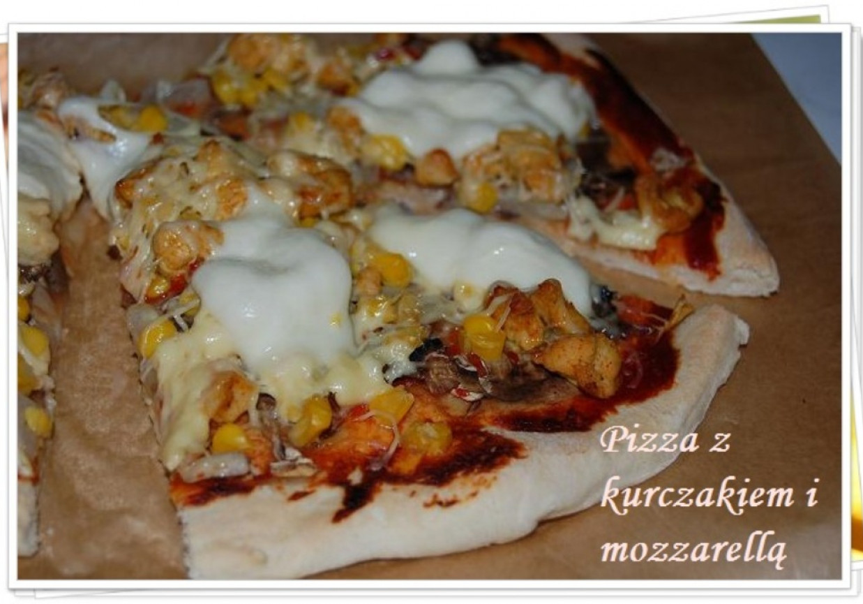 pizza z kurczakiem i mozzarellą  foto