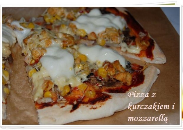 Fotografia przedstawiająca pizza z kurczakiem i mozzarellą
