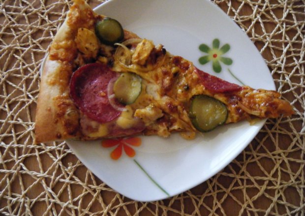 Fotografia przedstawiająca Pizza z kurczakiem i ogórkami