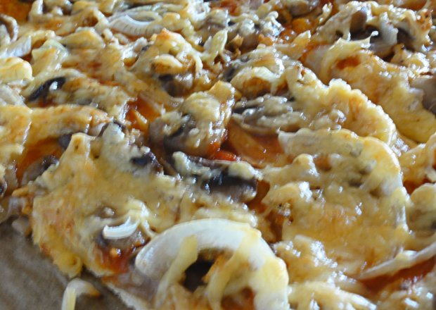 Fotografia przedstawiająca Pizza z kurczakiem i pieczarkami