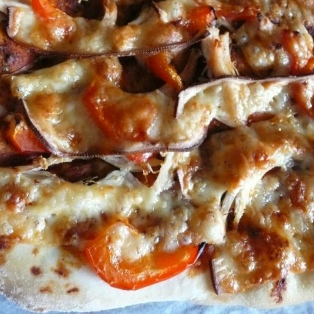 Krok 3 - Pizza z kurczakiem i serem wędzonym foto