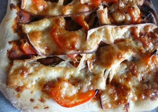 Fotografia przedstawiająca Pizza z kurczakiem i serem wędzonym