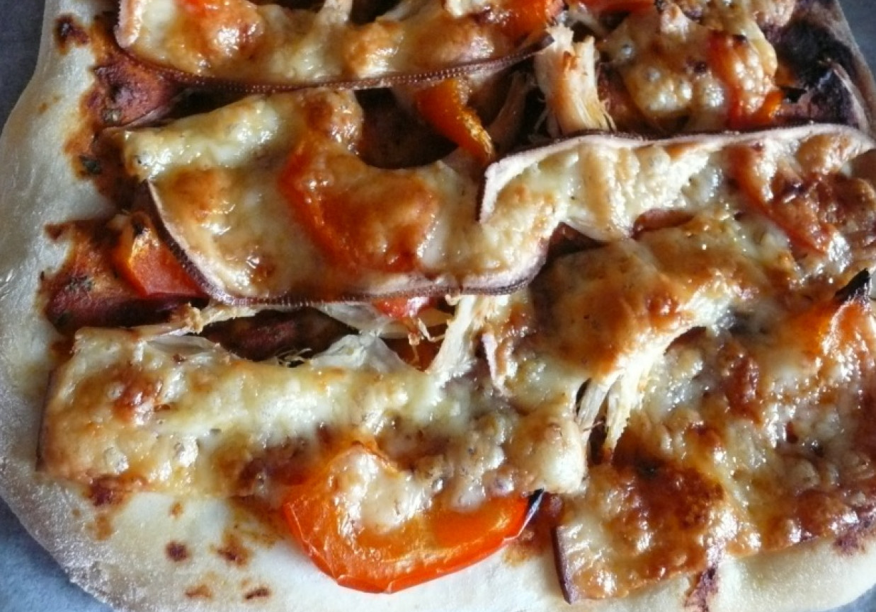 Pizza z kurczakiem i serem wędzonym foto