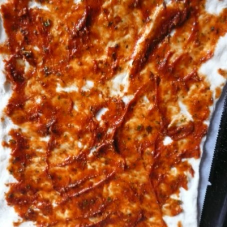Krok 2 - Pizza z kurczakiem i serem wędzonym foto