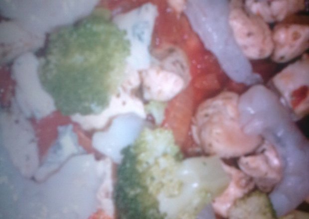 Fotografia przedstawiająca Pizza z kurczakiem, krewetkami i brokułami