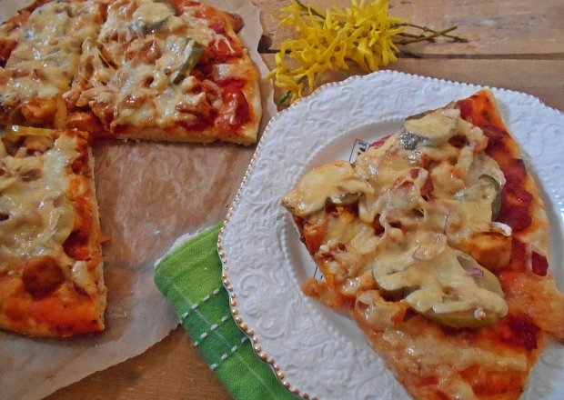 Fotografia przedstawiająca Pizza z kurczakiem, salami i ogórkiem