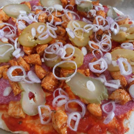 Krok 4 - Pizza z kurczakiem, salami i ogórkiem foto