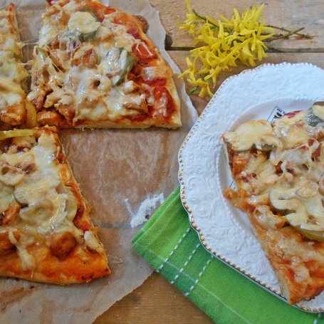 Krok 6 - Pizza z kurczakiem, salami i ogórkiem foto