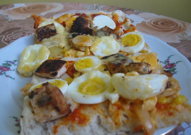 Fotografia przedstawiająca Pizza z kurczakiem z papirusa w ziołach prowansalskich z jajkiem i kukurydzą