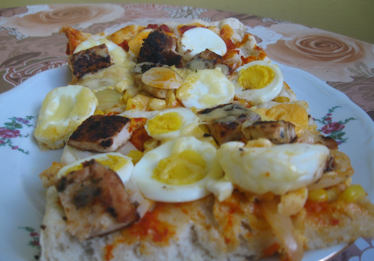 Pizza z kurczakiem z papirusa w ziołach prowansalskich z jajkiem i kukurydzą foto