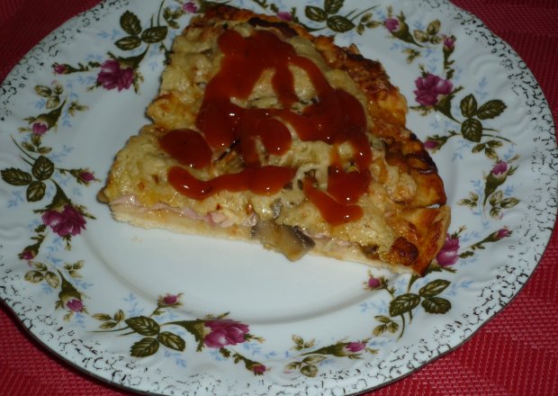 Fotografia przedstawiająca Pizza z kurczakiem